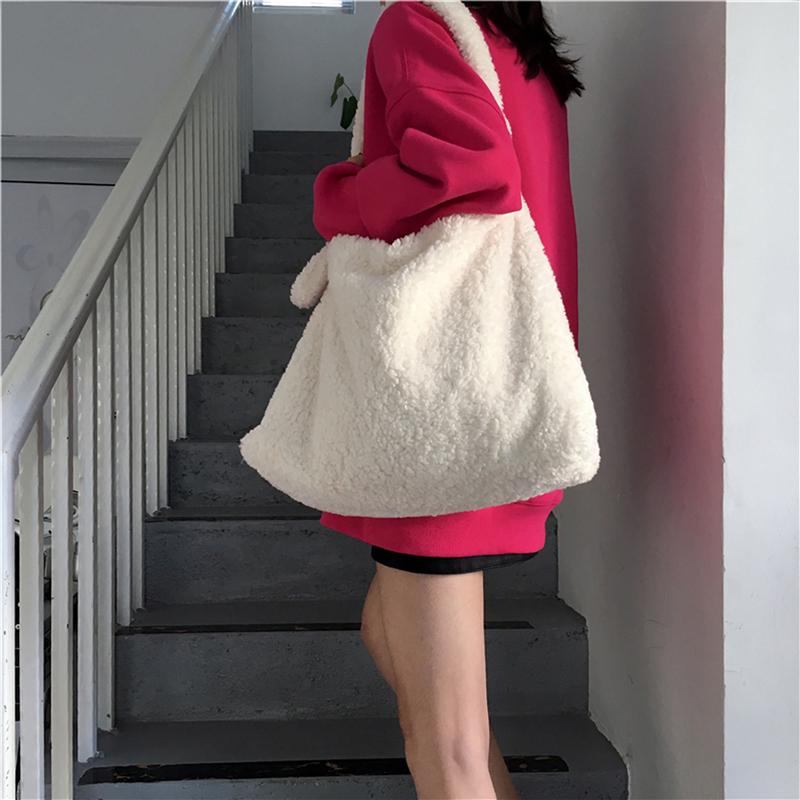 Evening Bags Winter Lambswool Women Handbags Luxury Designer White Shoulder Large Tote Female Messenger Bag Bucket Brand Faux FurEvening
Evening Bags Winter Lambswool Women Handbags Luxury Designer White Shoulder Large Tote Female Messenger Bag Bucket Brand Faux FurEvening