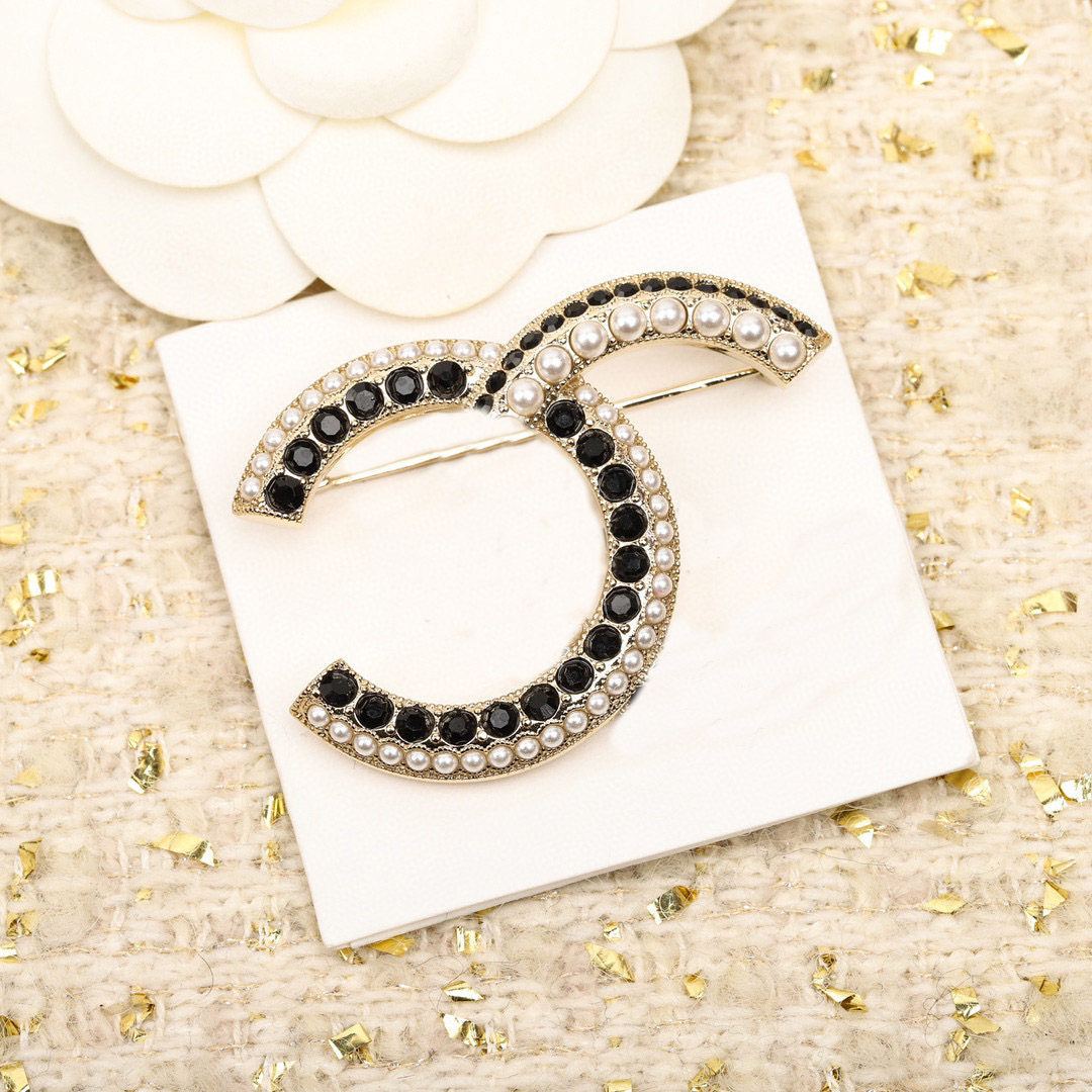 2023 Luxury quality charm brooch with diamond black diamond and nature shell have box stamp simple design PS7826A
2023 Luxury quality charm brooch with diamond black diamond and nature shell have box stamp simple design PS7826A
