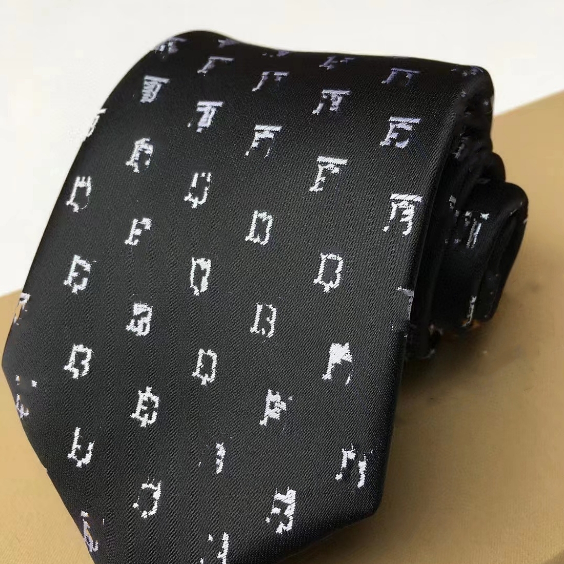 Men's Silk Tie Fashion Brand Design Black Jacquard Classic Letter printing Yarn-Dyed Handmade Woven Retro Wedding party Business Casual Suit Neck Ties with Box
Men's Silk Tie Fashion Brand Design Black Jacquard Classic Letter printing Yarn-Dyed Handmade Woven Retro Wedding party Business Casual Suit Neck Ties with Box