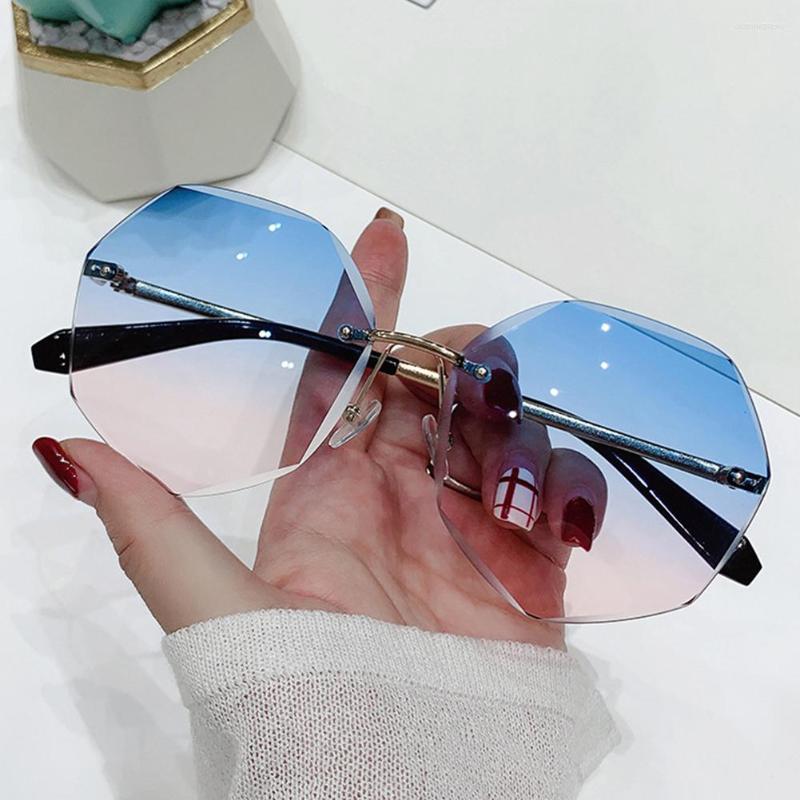 Sunglasses Diamond Cut-edge Ladies Fashion European American Metal Polygon Rimless Outdoor Sunscreen UV400
Sunglasses Diamond Cut-edge Ladies Fashion European American Metal Polygon Rimless Outdoor Sunscreen UV400