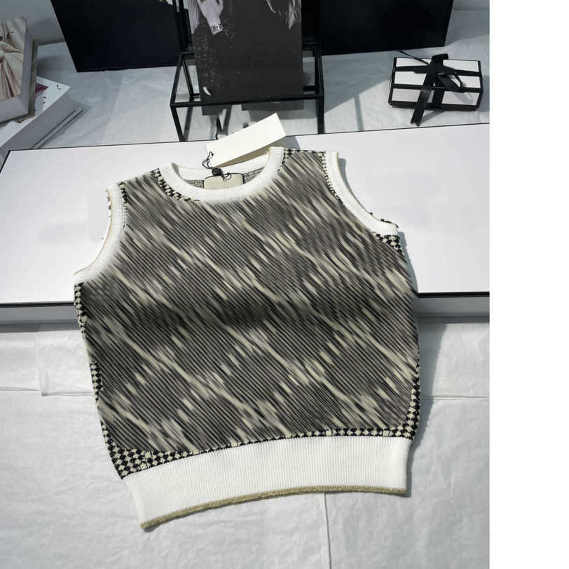 23ss womens designer clothing Halter vest tank sling Color matching Round neck Knitted vest logo letters jacquard slim vest High quality Women clothing a1, 13
23ss womens designer clothing Halter vest tank sling Color matching Round neck Knitted vest logo letters jacquard slim vest High quality Women clothing a1, 13