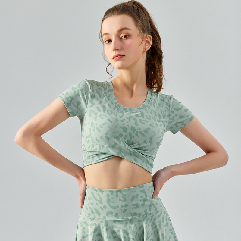 Leopard print round neck yoga short sleeved women's sports top with chest pad, Green
Leopard print round neck yoga short sleeved women's sports top with chest pad, Green