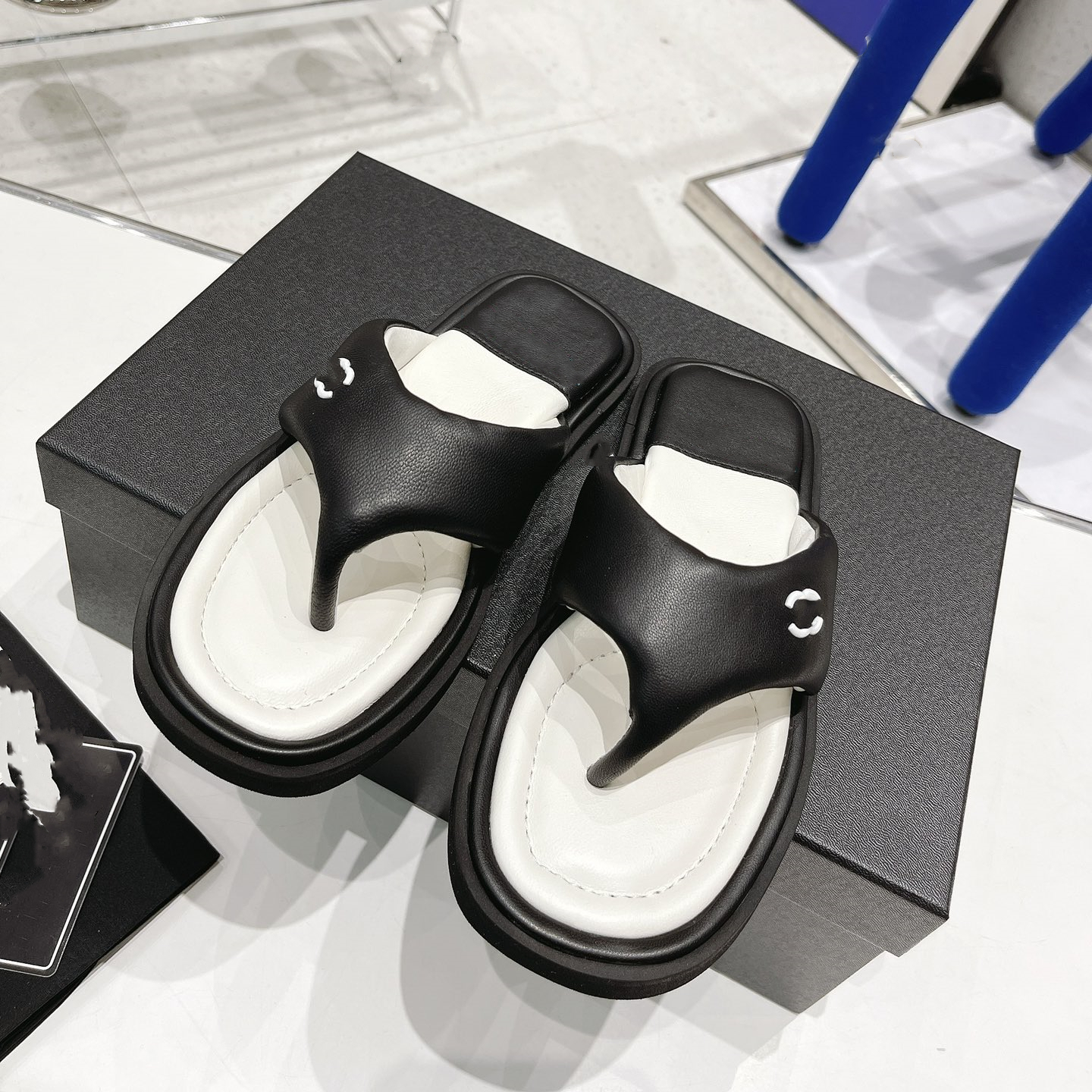Fashion Slippers 2023 Channel Luxury design summer flip-flops for men and women Thick soled leather rubber lettering logo casual cartoon flat beach slippers 05-03
Fashion Slippers 2023 Channel Luxury design summer flip-flops for men and women Thick soled leather rubber lettering logo casual cartoon flat beach slippers 05-03