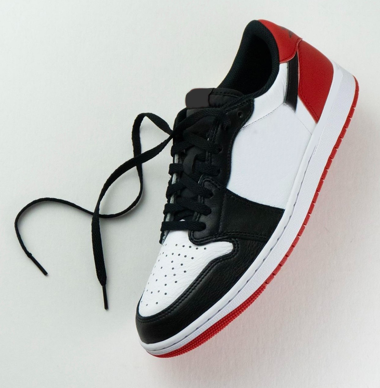 2023 Authentic 1 Low OG Black Toe shoes White Black Varsity Red Men Women Outdoors Sports Sneakers With Original box CZ0790-106
2023 Authentic 1 Low OG Black Toe shoes White Black Varsity Red Men Women Outdoors Sports Sneakers With Original box CZ0790-106