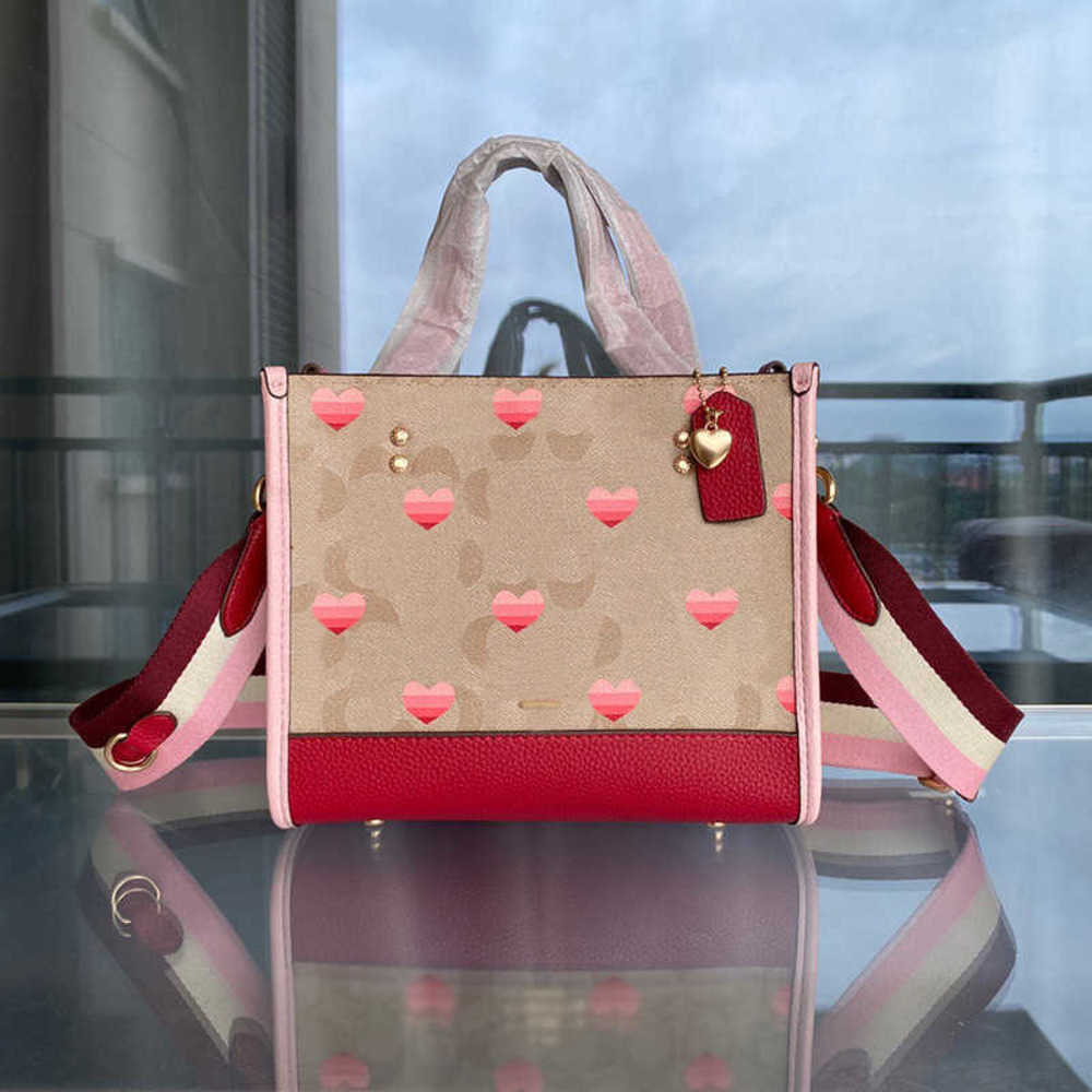 NEW Heart-shaped Pattern Tote Bag CBAG Totes Shoulder Designer Bag Purse Handbag Women Luxury Leather Shopping Bags Wallet 230111, Cbag122
NEW Heart-shaped Pattern Tote Bag CBAG Totes Shoulder Designer Bag Purse Handbag Women Luxury Leather Shopping Bags Wallet 230111, Cbag122