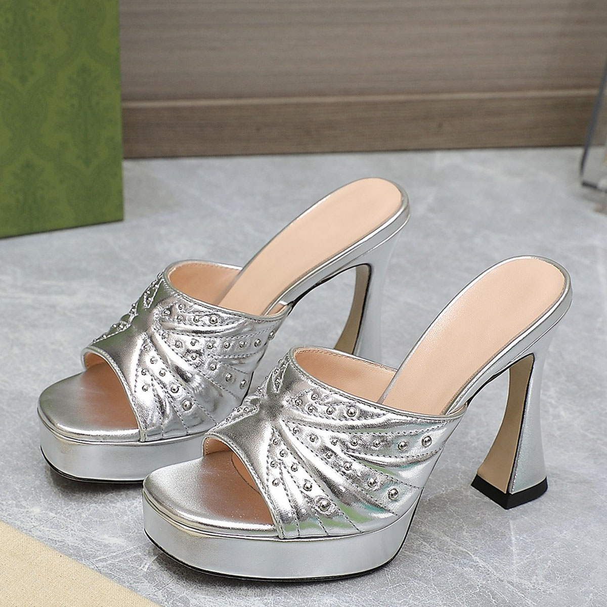 Crystal Mules Slippers Slides Sandals heeled platform pumps chunky block heels women's luxury designers leather outsole Evening Party shoes 11cm factory footwear, Pink
Crystal Mules Slippers Slides Sandals heeled platform pumps chunky block heels women's luxury designers leather outsole Evening Party shoes 11cm factory footwear, Pink