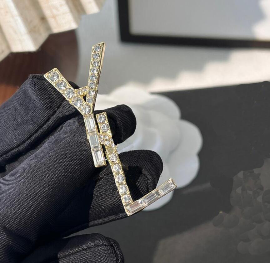 Luxury Brand Letter Brooches Simple Designer Men Women Inlaid Crystal Rhinestone Steel Seal 18K Gold Plating Brooche Clothing Suit Pin Fashion Jewelry Accessories
Luxury Brand Letter Brooches Simple Designer Men Women Inlaid Crystal Rhinestone Steel Seal 18K Gold Plating Brooche Clothing Suit Pin Fashion Jewelry Accessories