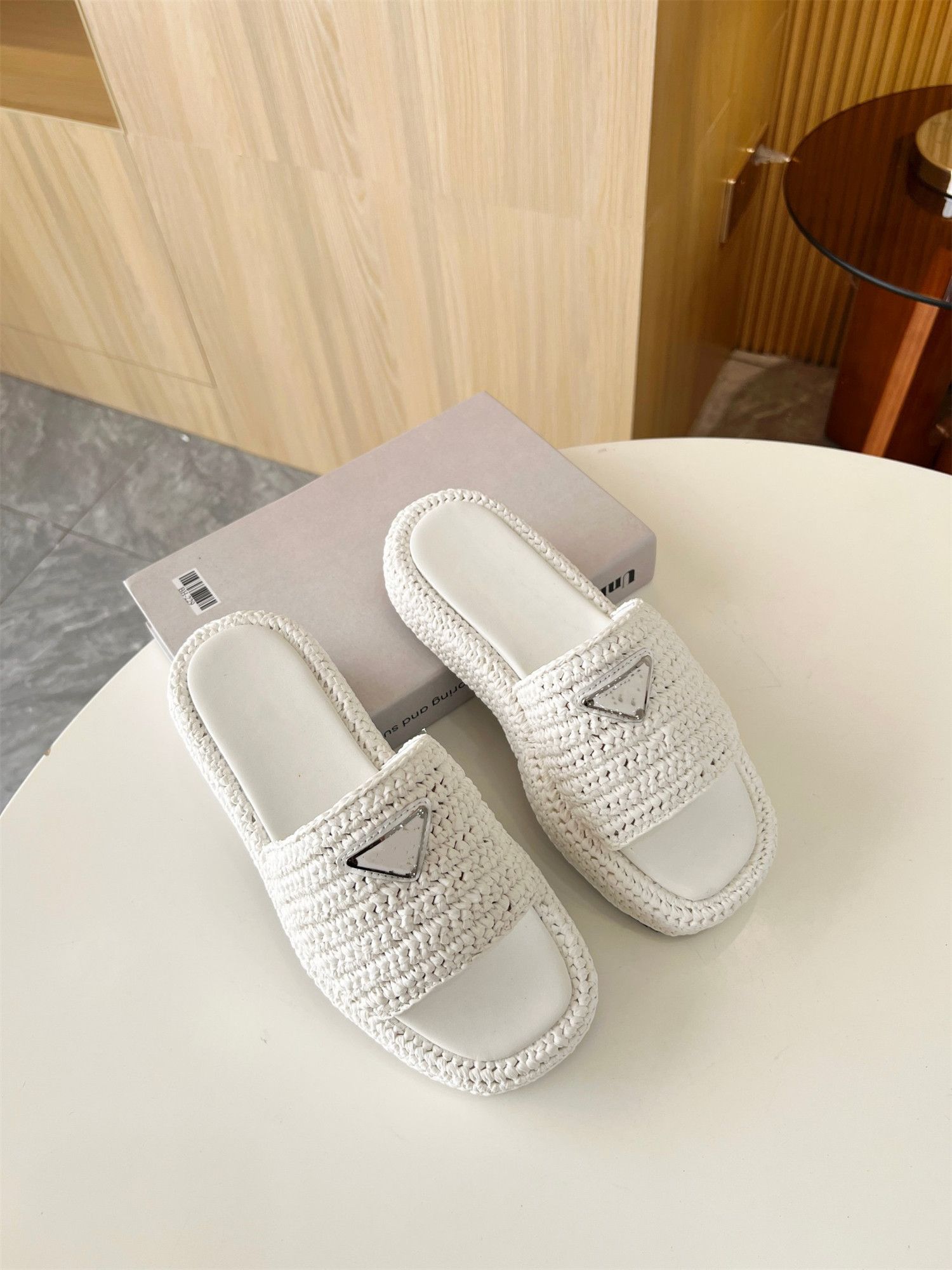 2023 famous brand Beach slippers Classic Flat heel Summer Designer Fashion flops leather lady Slides women shoes Hotel Bath Ladies sexy Sandals 35-41, Black
2023 famous brand Beach slippers Classic Flat heel Summer Designer Fashion flops leather lady Slides women shoes Hotel Bath Ladies sexy Sandals 35-41, Black
