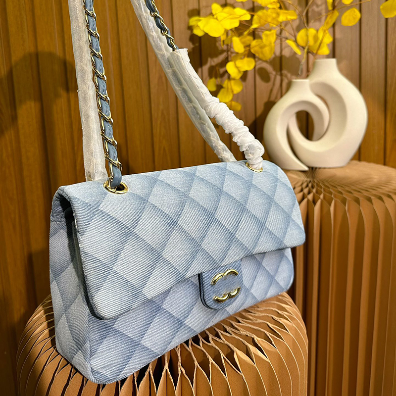 Designer Womens Shoulder Bag Classic Denim Handbag Ribbed Hardware Metal Buckle Thin Chain Diagonal Span Bag Change Box Street Snap Brand Large Capacity Bag 25cm
Designer Womens Shoulder Bag Classic Denim Handbag Ribbed Hardware Metal Buckle Thin Chain Diagonal Span Bag Change Box Street Snap Brand Large Capacity Bag 25cm