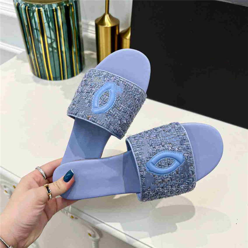Fashion Slippers 2023 Channel Luxury Design Summer Men and Women Flat Shoes Thick Sole Leather Rubber Letter Logo Casual Cartoon Slippers 07-07 
Fashion Slippers 2023 Channel Luxury Design Summer Men and Women Flat Shoes Thick Sole Leather Rubber Letter Logo Casual Cartoon Slippers 07-07