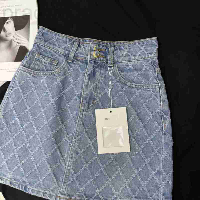 Women' Jeans designer 2023 Summer New High Dingch Small Fragrance Style Casual Versatile Slim and Age Reducing Lingge Made Old Wash Denim Half Skirt 4L8N, Blue8
Women' Jeans designer 2023 Summer New High Dingch Small Fragrance Style Casual Versatile Slim and Age Reducing Lingge Made Old Wash Denim Half Skirt 4L8N, Blue8