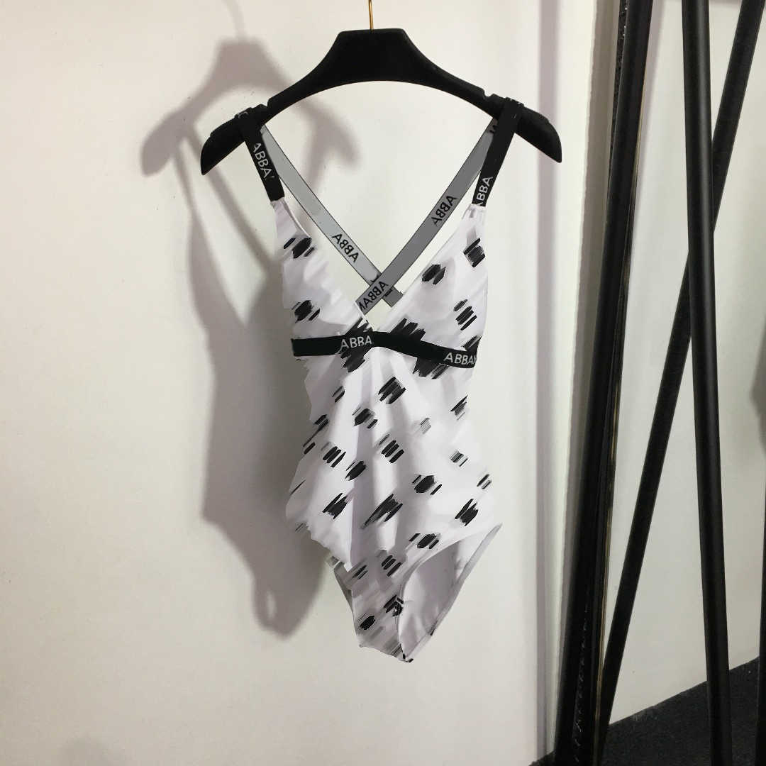 23ss Womens Swimwear designer bikini One-piece swimsuit Monogrammed logo Printed ribbon cross-backless one-piece High quality women clothes
23ss Womens Swimwear designer bikini One-piece swimsuit Monogrammed logo Printed ribbon cross-backless one-piece High quality women clothes