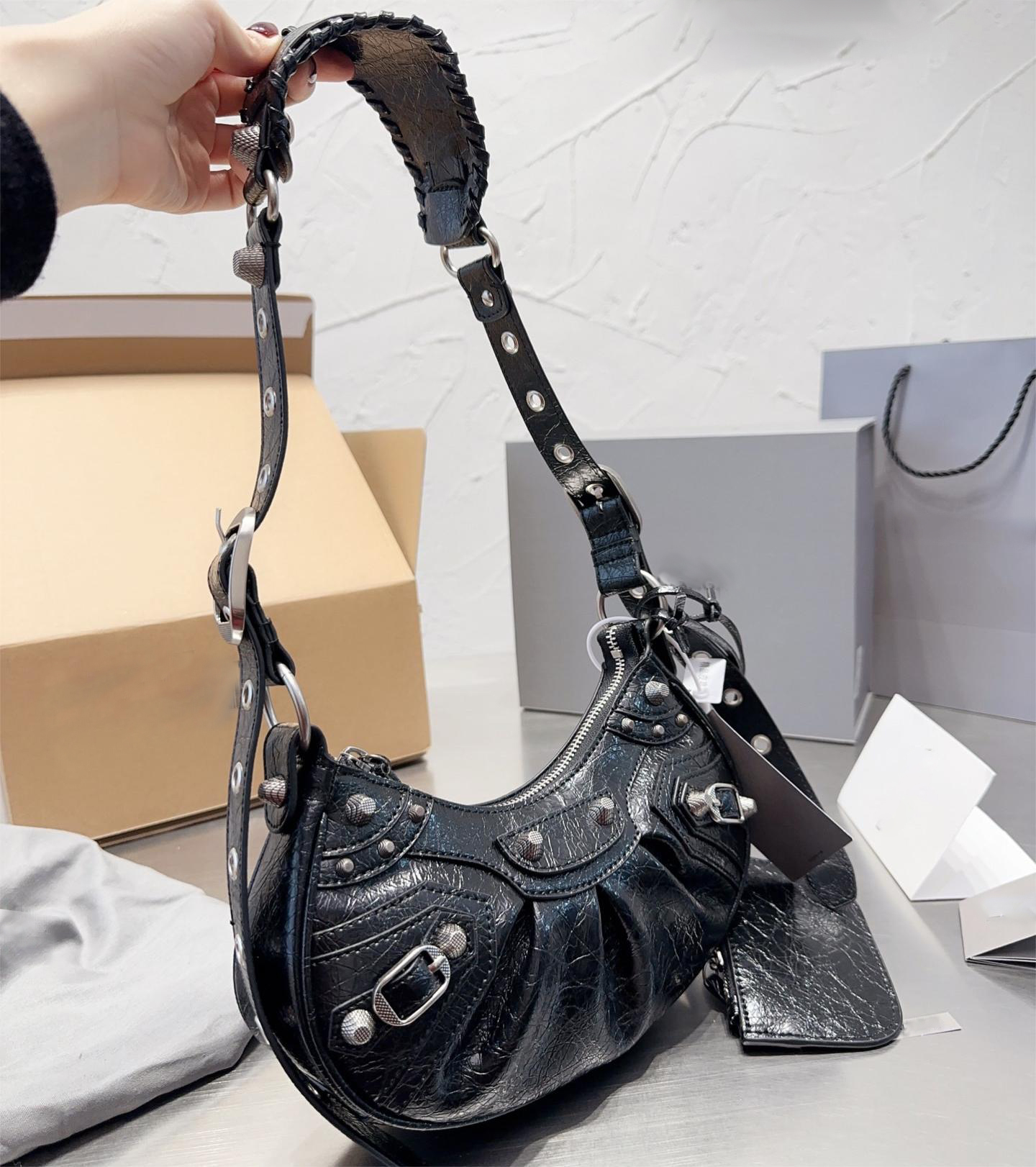 Luxury Designer Shoulder Bags Motorcycle Crossbody Bag Leather Cross Body Coin Purse 6 Colors Handbags Luxurys Handbag Women Wallets Coin Holder, Black
Luxury Designer Shoulder Bags Motorcycle Crossbody Bag Leather Cross Body Coin Purse 6 Colors Handbags Luxurys Handbag Women Wallets Coin Holder, Black