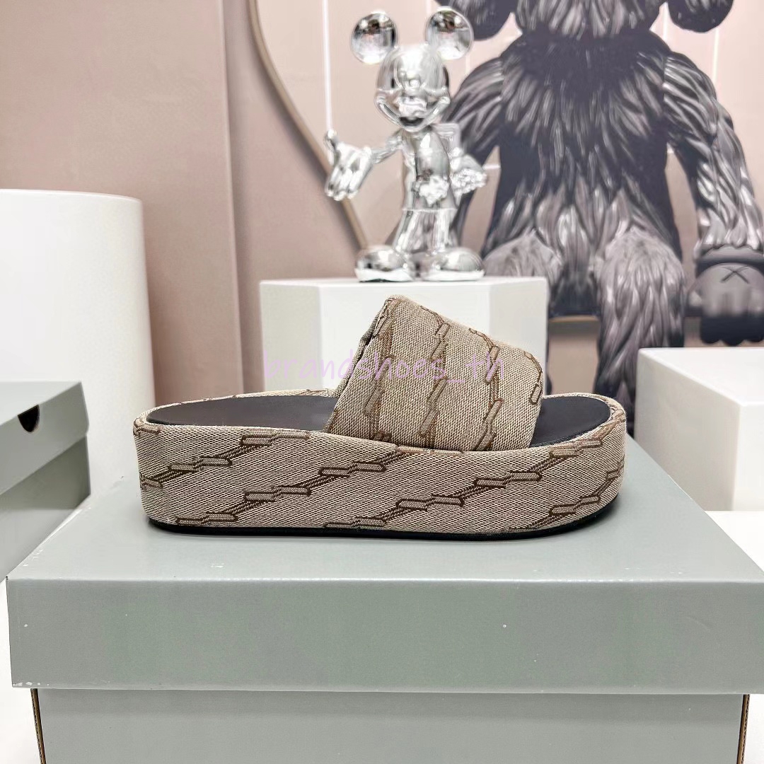 Women Sandals Platform Slippers Men Mules Letter Embroidery Slides Waterproof Rubber Shoes Canvas Flat Slipper Thick Bottom Flip Flops Summer Casual Shoe
Women Sandals Platform Slippers Men Mules Letter Embroidery Slides Waterproof Rubber Shoes Canvas Flat Slipper Thick Bottom Flip Flops Summer Casual Shoe