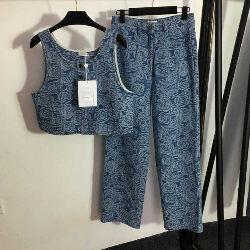 23ss Denim suit womens designer clothing Womens Tracksuits Camellia Camellia vest High waist wide leg denim trousers set Women Clothes a1, 11
23ss Denim suit womens designer clothing Womens Tracksuits Camellia Camellia vest High waist wide leg denim trousers set Women Clothes a1, 11