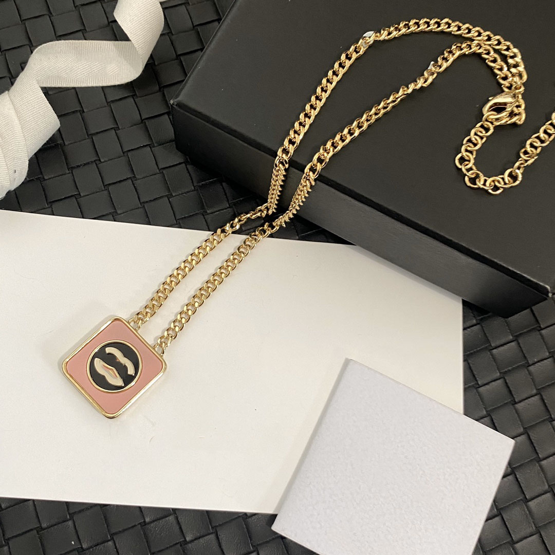 18K Gold Plated Brass Copper Designer Jewelry Pendant Necklace Chain Women Never Fading Designer Double Letter Necklaces Choker Pendants Wedding Love Gifts
18K Gold Plated Brass Copper Designer Jewelry Pendant Necklace Chain Women Never Fading Designer Double Letter Necklaces Choker Pendants Wedding Love Gifts