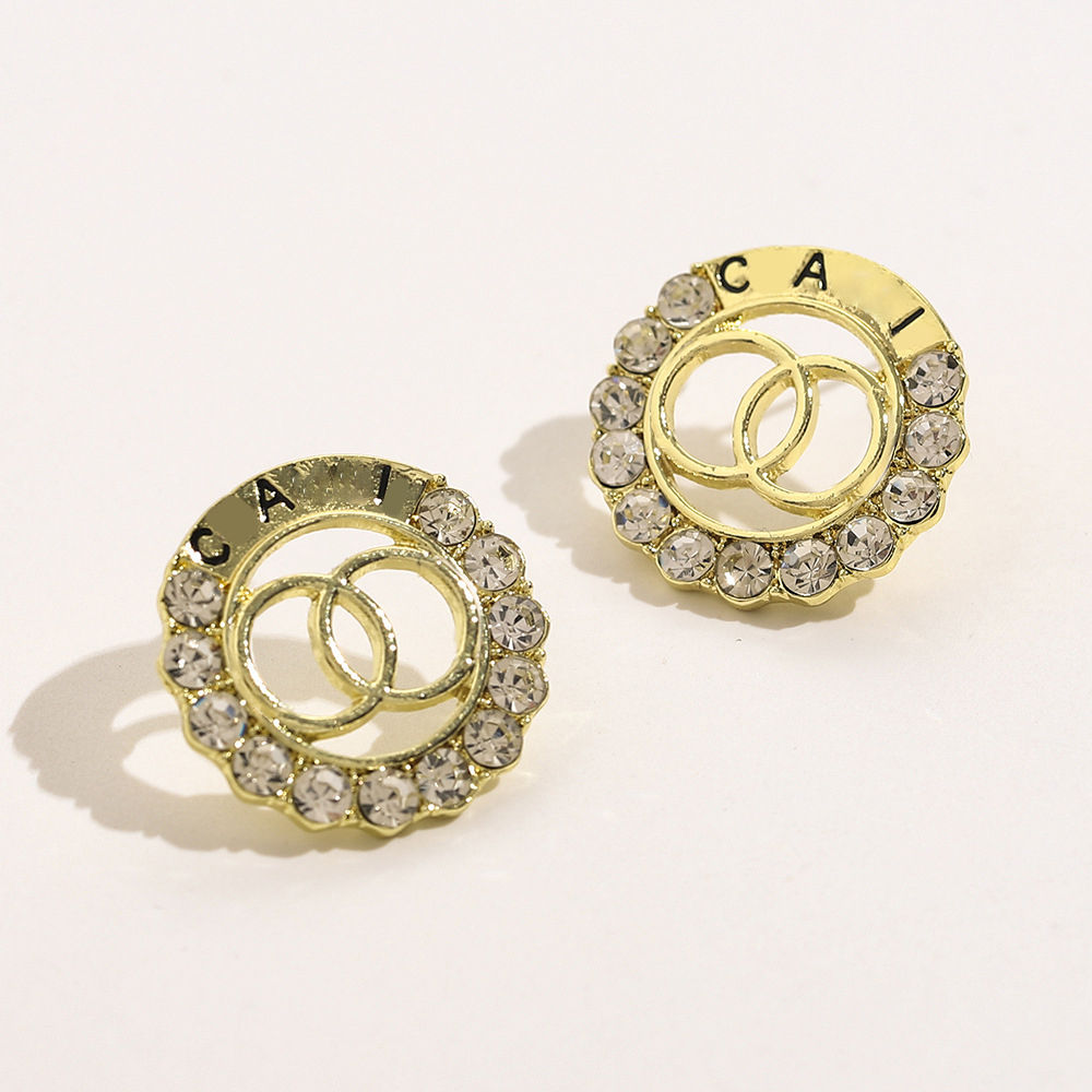 Luxury Classic Style Letter Designer Stud Earrings Diamond Brand Letter Round Earring For Women Charm Wedding Gifts Jewelry Accessory High Quality
Luxury Classic Style Letter Designer Stud Earrings Diamond Brand Letter Round Earring For Women Charm Wedding Gifts Jewelry Accessory High Quality