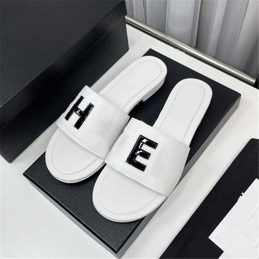 Fashion Slippers 2023 Channel Design Summer Men and Women Flat Shoes Thick Sole Leather Rubber Letter Logo Casual Cartoon Slippers 07-010
Fashion Slippers 2023 Channel Design Summer Men and Women Flat Shoes Thick Sole Leather Rubber Letter Logo Casual Cartoon Slippers 07-010