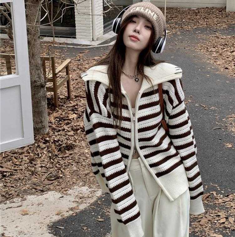 Large Lapel Double Headed Striped Zipper Sweater Coat Autumn And Winter College, Coffee stripes
Large Lapel Double Headed Striped Zipper Sweater Coat Autumn And Winter College, Coffee stripes