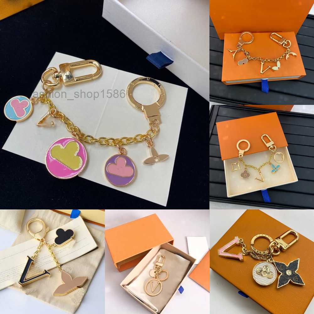 Luxury Designers Keychains Letters With Diamonds Designers Keychain Top Car Key Chain Women Buckle Jewelry Keyring Bags Pendant Exquisite Gift
Luxury Designers Keychains Letters With Diamonds Designers Keychain Top Car Key Chain Women Buckle Jewelry Keyring Bags Pendant Exquisite Gift
