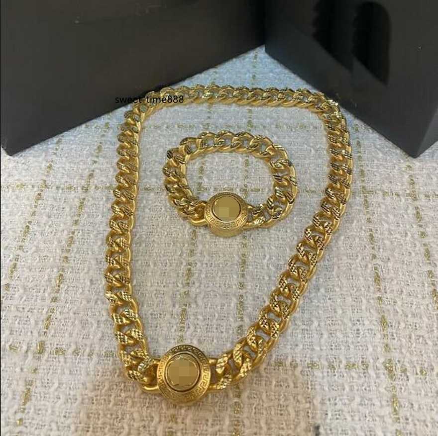 Fashion Designer Necklaces V Pendant Banshee Medusa Head 18K Gold Plated Thick Chain Bangle Hiphop Rock Punk Bracelet Birthday Festive Engagement Gifts MN6 --02
Fashion Designer Necklaces V Pendant Banshee Medusa Head 18K Gold Plated Thick Chain Bangle Hiphop Rock Punk Bracelet Birthday Festive Engagement Gifts MN6 --02