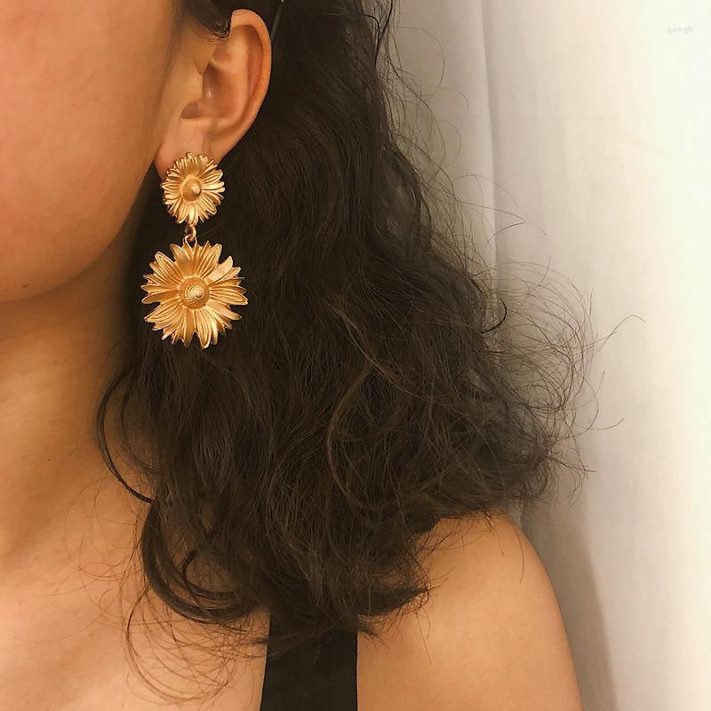 Stud Earrings European American Trendy Retro Metal Design Sense Sunflower French Court Style Flower Temperament Female Jewel
Stud Earrings European American Trendy Retro Metal Design Sense Sunflower French Court Style Flower Temperament Female Jewel