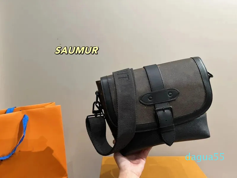 Mens Shoulder Bag SAUMUR Male Backpack Messenger Purse Canvas Leather Cross Body Black Men Luxurys Designers Flip Bags Sling Handbag
Mens Shoulder Bag SAUMUR Male Backpack Messenger Purse Canvas Leather Cross Body Black Men Luxurys Designers Flip Bags Sling Handbag