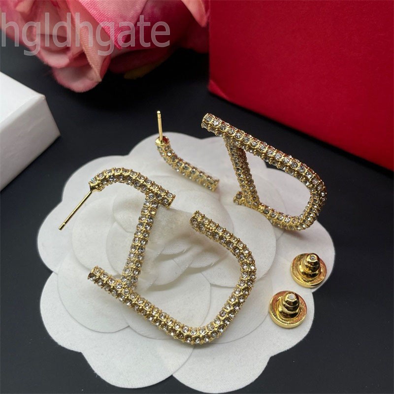 Girlfriend designer earrings plated gold earring letter v fashion stud inlay diamonds shape zircons jewelry bono ohrringe large modern decoration cZB031 F23
Girlfriend designer earrings plated gold earring letter v fashion stud inlay diamonds shape zircons jewelry bono ohrringe large modern decoration cZB031 F23
