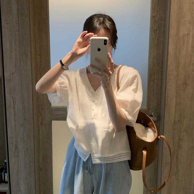 French Retro Cutout Lace Shirt Stitching V Neck Short Sleeved For Women Summer, Creamy-white
French Retro Cutout Lace Shirt Stitching V Neck Short Sleeved For Women Summer, Creamy-white