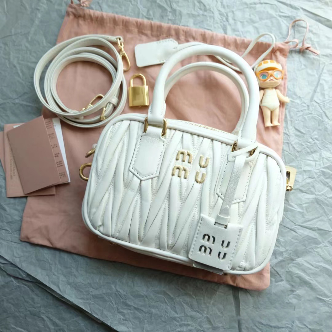 Miui Matelasse designer bag Miu luxury the tote bag handbag Womens travel bags Mens make up pochette Hobo crossbody bag Genuine Leather bowling shoulder clutch bags, Pink
Miui Matelasse designer bag Miu luxury the tote bag handbag Womens travel bags Mens make up pochette Hobo crossbody bag Genuine Leather bowling shoulder clutch bags, Pink