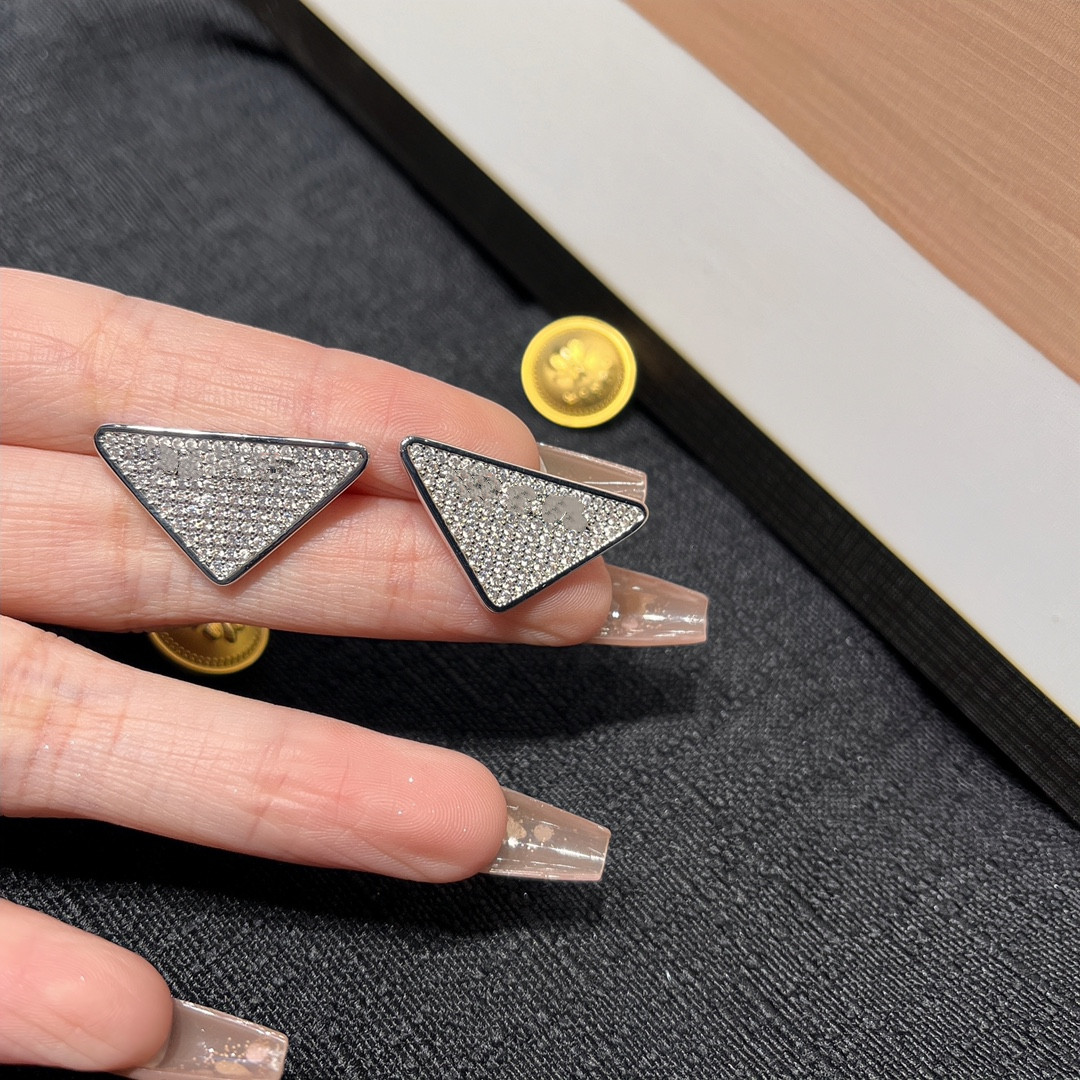 Luxury designer earrings Letters Stud Simple Retro Designers Earring Plated for women Geometric Round Wedding Party jewlery good
Luxury designer earrings Letters Stud Simple Retro Designers Earring Plated for women Geometric Round Wedding Party jewlery good