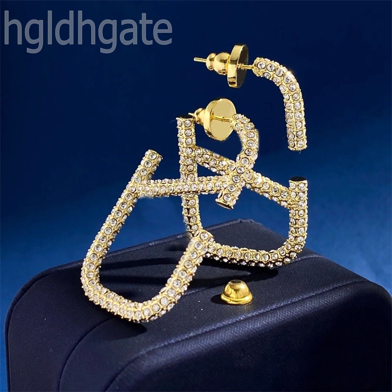 Diamonds luxury earrings plated silvery gold earrings fashionable studs thick chic women ice out jewellery letter earings designer weddings ohrringe ZB031 F23
Diamonds luxury earrings plated silvery gold earrings fashionable studs thick chic women ice out jewellery letter earings designer weddings ohrringe ZB031 F23