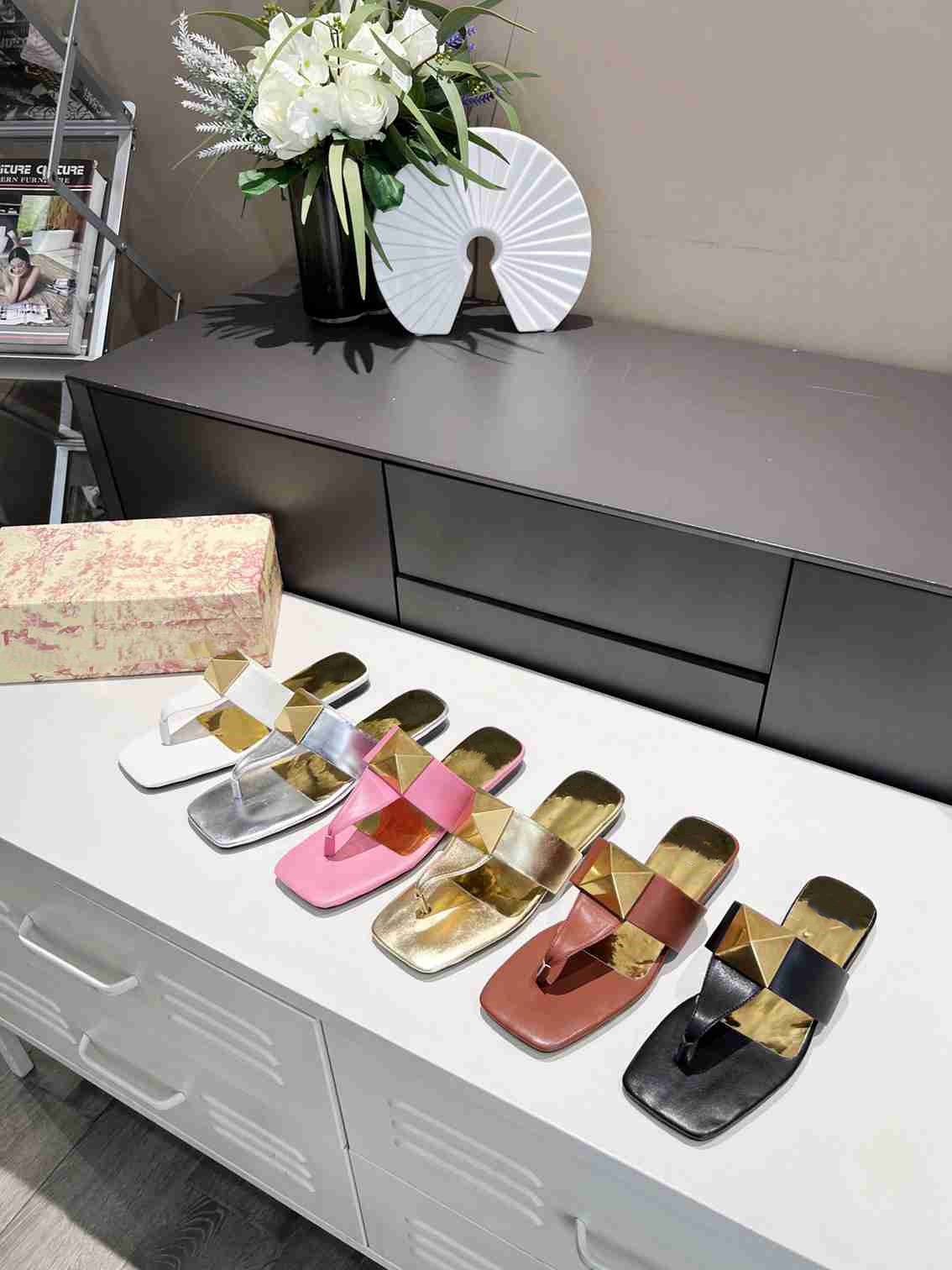 Designer Slippers Woman fashion famous stud flat heel Sandal sflops leather lady Slide Slipper Summer shoe sexy Sandals Large, #color1
Designer Slippers Woman fashion famous stud flat heel Sandal sflops leather lady Slide Slipper Summer shoe sexy Sandals Large, #color1