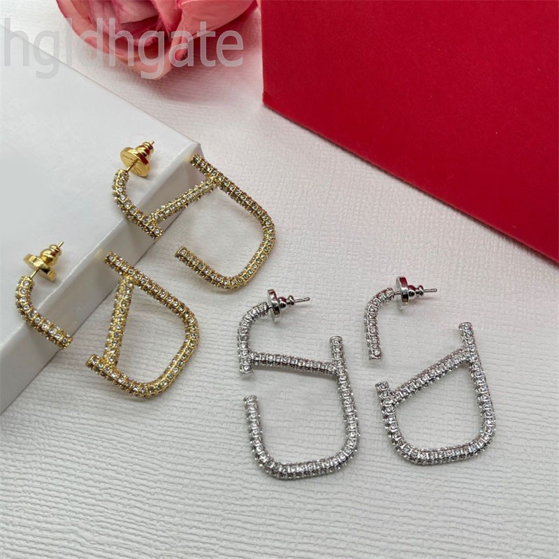 Couple shiny luxury earrings small rhinestone designer earring engagement letters v charm ohrringe love fun womens stud earrings tiktok classical ZB031 F23
Couple shiny luxury earrings small rhinestone designer earring engagement letters v charm ohrringe love fun womens stud earrings tiktok classical ZB031 F23