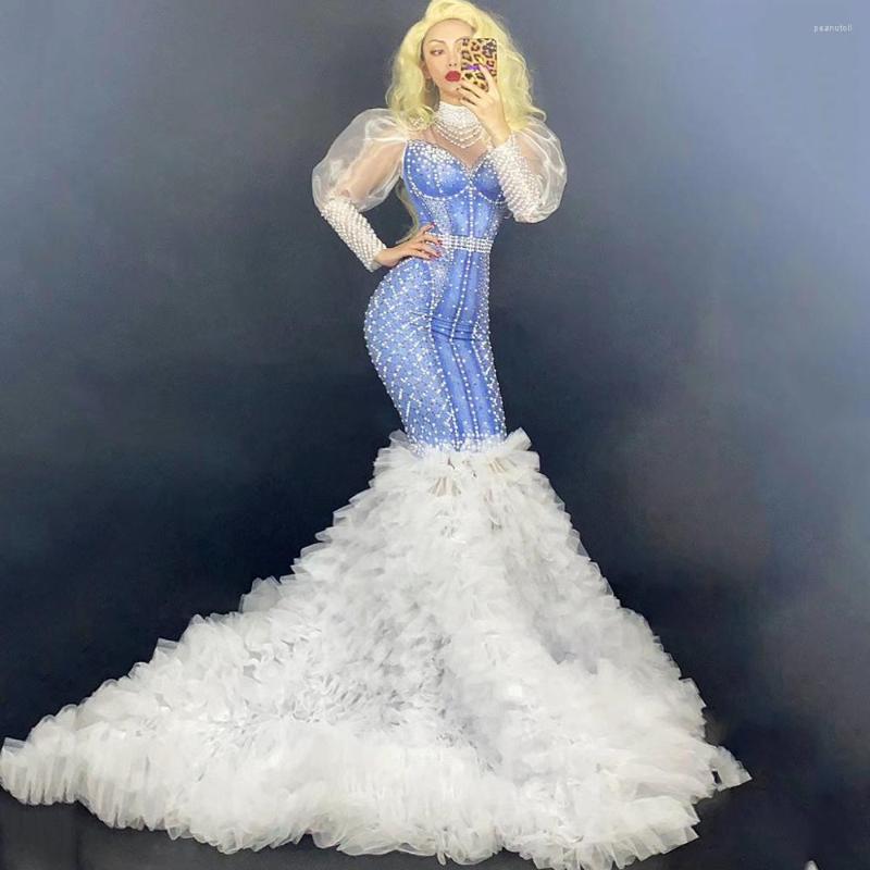 Stage Wear Sparkling Rhinestones Pearl Puff Sleeve Denim Stitching Women Dress White Feather Long Tailing Dresses Birthday Party Costumes
Stage Wear Sparkling Rhinestones Pearl Puff Sleeve Denim Stitching Women Dress White Feather Long Tailing Dresses Birthday Party Costumes