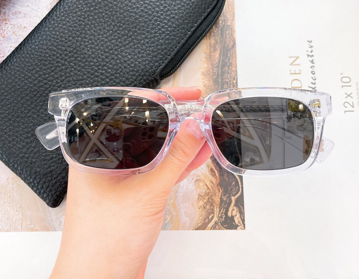 Silver Crystal Grey Square Sunglasses for Men Sunnies Gafas de sol Designer Sunglasses Shades Occhiali da sole UV400 Protection Eyewear
Silver Crystal Grey Square Sunglasses for Men Sunnies Gafas de sol Designer Sunglasses Shades Occhiali da sole UV400 Protection Eyewear