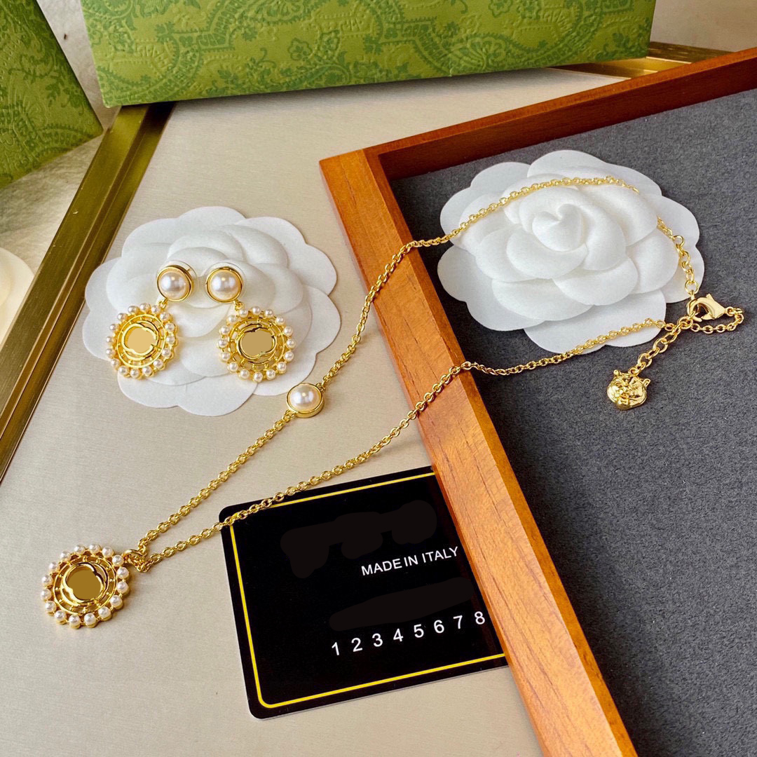 Designer Hoop Earrings Pendant Necklaces Fashion Gold Chains Necklace Pearl Hoop Earing Golden Earring Necklaces G Tiger Jewelry 2304143D
Designer Hoop Earrings Pendant Necklaces Fashion Gold Chains Necklace Pearl Hoop Earing Golden Earring Necklaces G Tiger Jewelry 2304143D