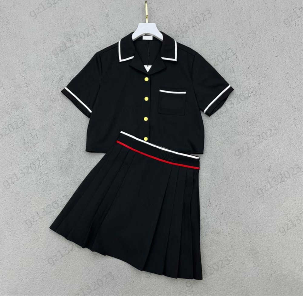 Brand Two Piece Dress Classic Logo Embossed Design Striped Decorative Short Sleeve Shirt Patchwork Safety Shorts Elastic High-waisted Pleated Skirt Dresses 1970
Brand Two Piece Dress Classic Logo Embossed Design Striped Decorative Short Sleeve Shirt Patchwork Safety Shorts Elastic High-waisted Pleated Skirt Dresses 1970
