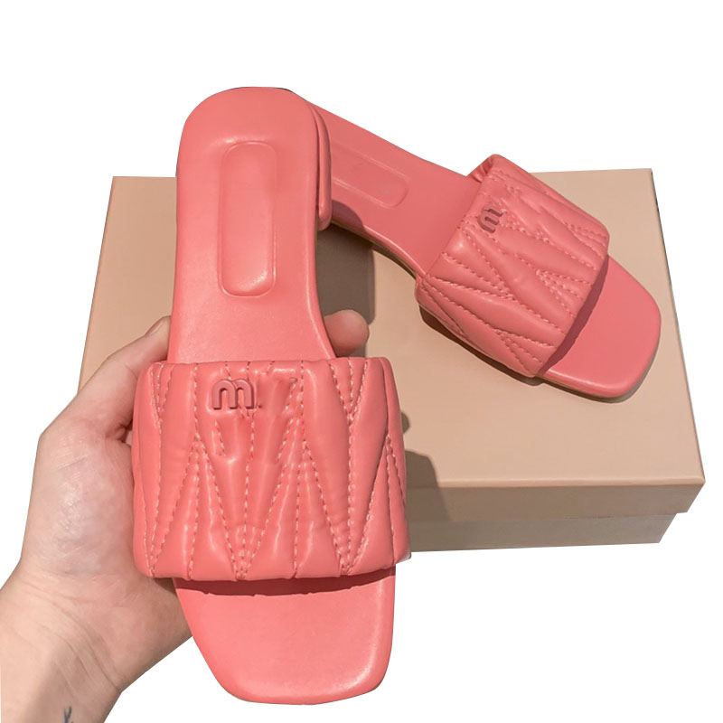 Womens Low Heels Slippers Slip On Sandals Slingbacks Slides Designer Quilted Texture Outdoor Beach Shoes Ladies Flip Flops Luxurys 23SS Summers White Black Mules, Shoe box
Womens Low Heels Slippers Slip On Sandals Slingbacks Slides Designer Quilted Texture Outdoor Beach Shoes Ladies Flip Flops Luxurys 23SS Summers White Black Mules, Shoe box