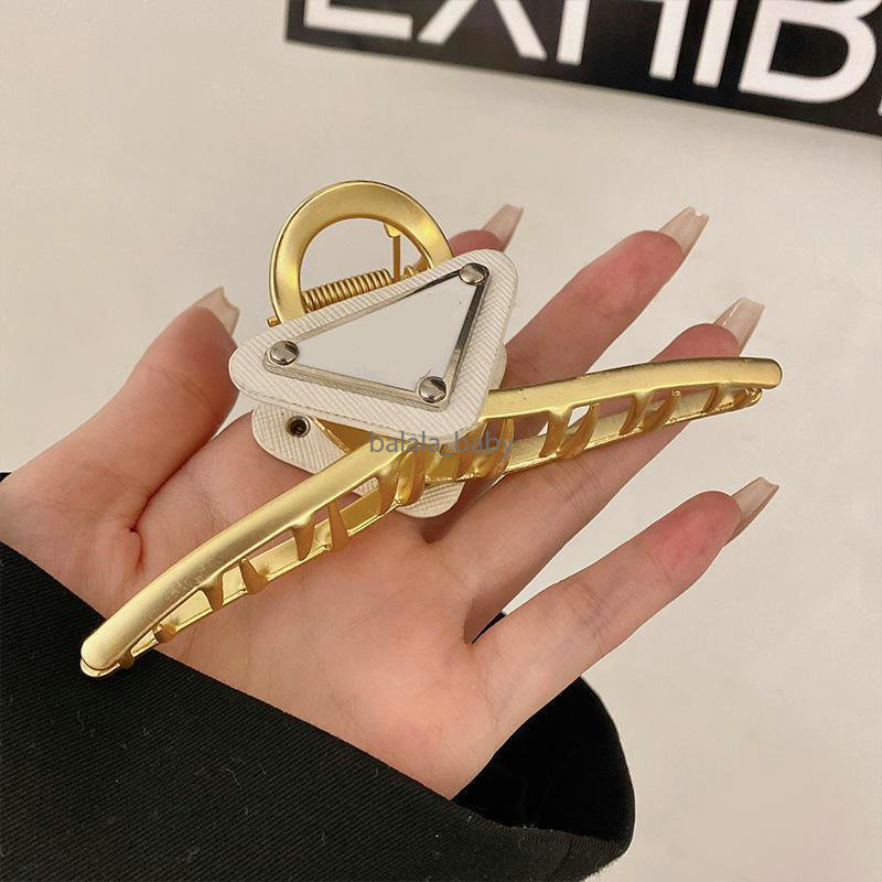 Designer Triangle Hair Clip Barrettes Women Girls Brand P Letter Hair Claw Fashion Hair Jewelry Headwear Hairpin Hairclip
Designer Triangle Hair Clip Barrettes Women Girls Brand P Letter Hair Claw Fashion Hair Jewelry Headwear Hairpin Hairclip