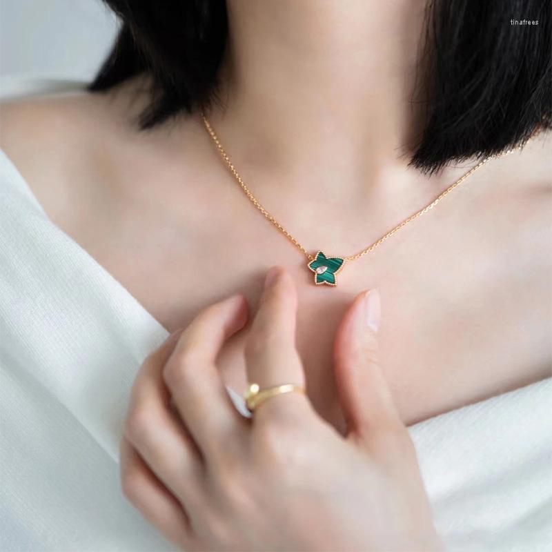 Chains VOQ Silver Color Spring Ivy Pendant Necklace Ladies Malachite White Fritillary Clavicle Chain Elegant Jewelry
Chains VOQ Silver Color Spring Ivy Pendant Necklace Ladies Malachite White Fritillary Clavicle Chain Elegant Jewelry