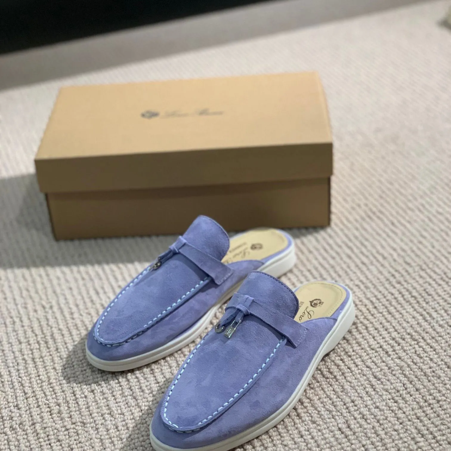 LP PIANA Summer Charms embellished Walk suede slippers cloesed toe Luxe Mule shoes Genuine leather casual slip-on flats for women Luxury Designers factory footwear
LP PIANA Summer Charms embellished Walk suede slippers cloesed toe Luxe Mule shoes Genuine leather casual slip-on flats for women Luxury Designers factory footwear