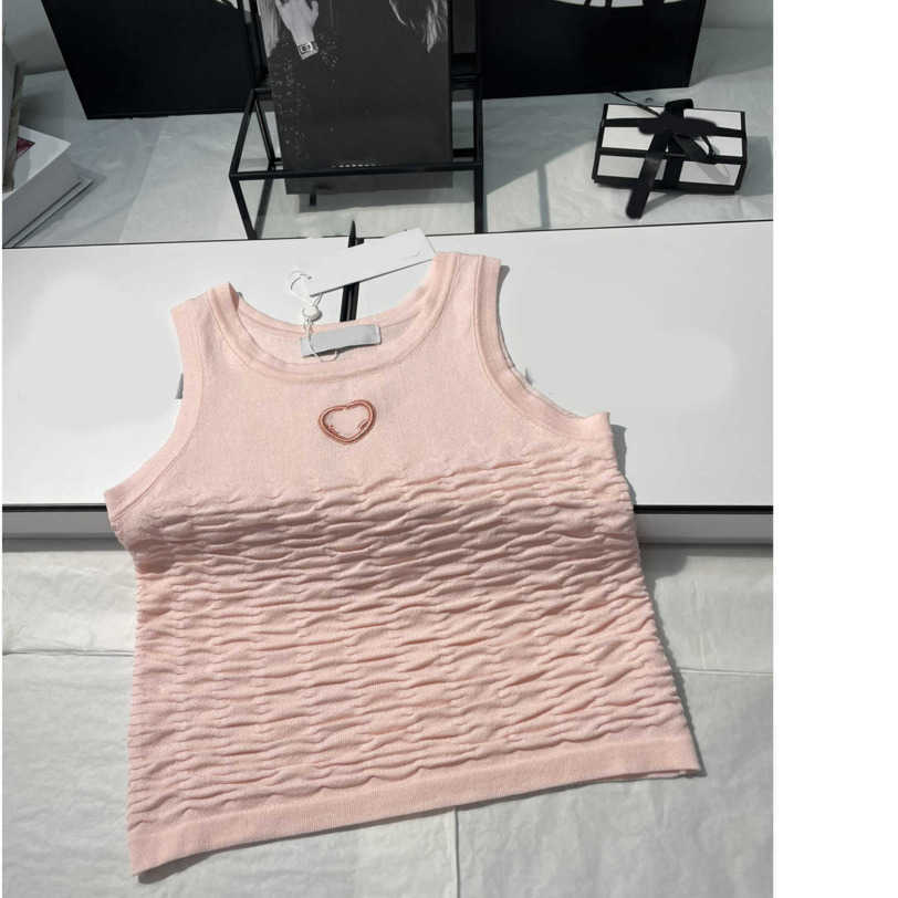 23ss womens designer clothing Halter vest tank sling Round neck Ringer pleated Embroidered logo Small camisole Knitted vest slim vest High quality Women clothing a1
23ss womens designer clothing Halter vest tank sling Round neck Ringer pleated Embroidered logo Small camisole Knitted vest slim vest High quality Women clothing a1