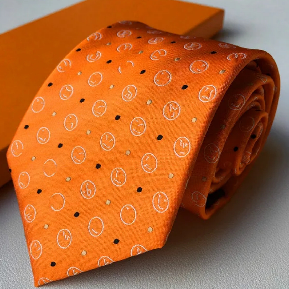 Men's Silk Tie Fashion Brand Design Jacquard Classic Letter printing Yarn-Dyed Handmade Woven Retro Wedding party Business Casual Suit Neck Ties with Box
Men's Silk Tie Fashion Brand Design Jacquard Classic Letter printing Yarn-Dyed Handmade Woven Retro Wedding party Business Casual Suit Neck Ties with Box