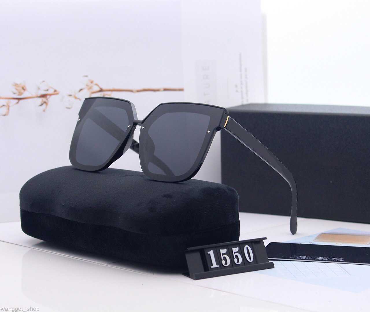 2023men designer brand fashion sunglasses women anti-UV polarized lenses driving travel beach island fashion street shooting sun glass glass
2023men designer brand fashion sunglasses women anti-UV polarized lenses driving travel beach island fashion street shooting sun glass glass