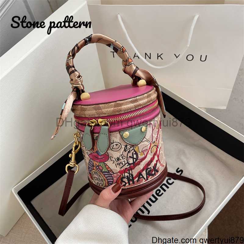 qwertyui879 Dome Cameras Brand Print Tote Bag for Women High Quality PU Shoulder Bag Fashion Purses and Handbag Designer Crossbody Bag New Ribbon Satchel 413SMT, Rose red bag-14x16x13cm
qwertyui879 Dome Cameras Brand Print Tote Bag for Women High Quality PU Shoulder Bag Fashion Purses and Handbag Designer Crossbody Bag New Ribbon Satchel 413SMT, Rose red bag-14x16x13cm