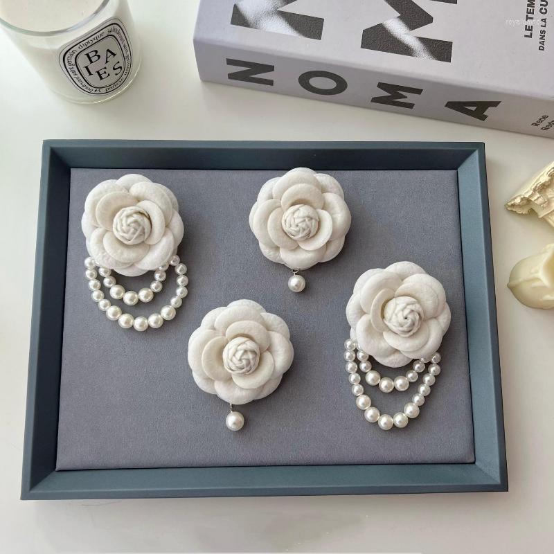 Brooches Vintage Fabric White Camellia Flower Brooch Pins Women Pearl Tassel Corsage Elegant Fashion Jewelry Coat Accessories
Brooches Vintage Fabric White Camellia Flower Brooch Pins Women Pearl Tassel Corsage Elegant Fashion Jewelry Coat Accessories