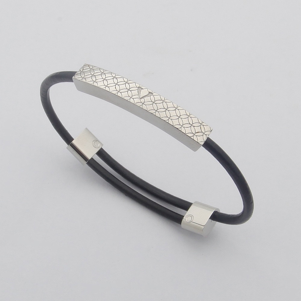 Designer Silver hardware Black Leather Bracelets Red Blue Charm Bracelet For Women Hand Strap Brown Flower Pattern Logo Stamp Printed Fashion Gift
Designer Silver hardware Black Leather Bracelets Red Blue Charm Bracelet For Women Hand Strap Brown Flower Pattern Logo Stamp Printed Fashion Gift