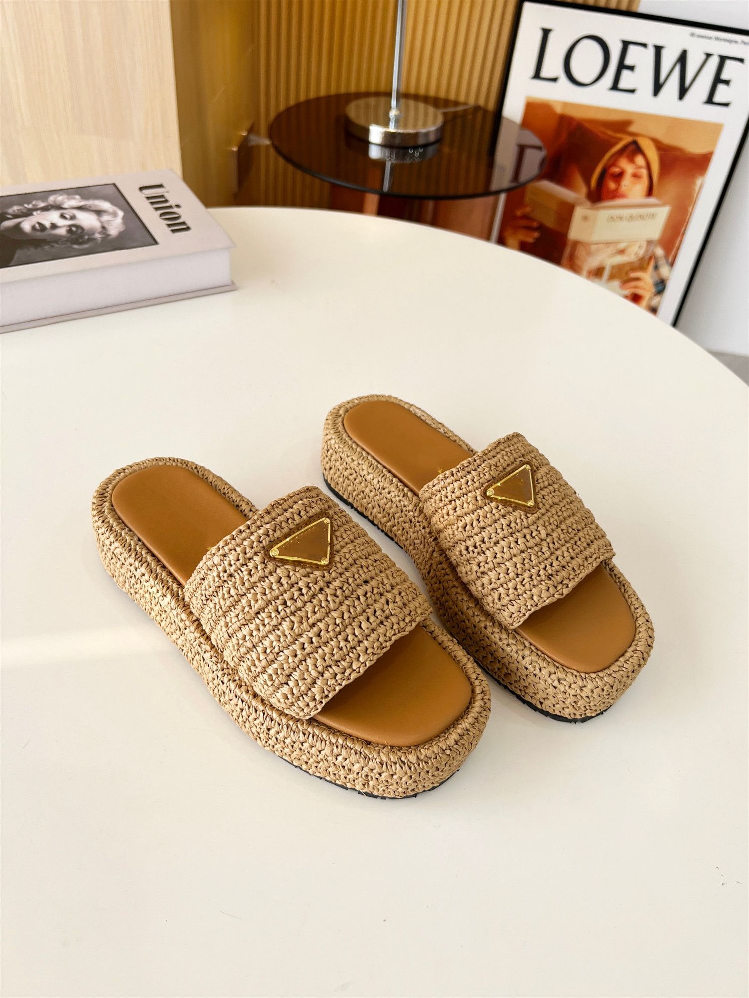 2023 famous brand Beach slippers Classic Flat heel Summer Designer Fashion flops leather lady Slides women shoes Hotel Bath Ladies sexy Sandals 35-41, Black
2023 famous brand Beach slippers Classic Flat heel Summer Designer Fashion flops leather lady Slides women shoes Hotel Bath Ladies sexy Sandals 35-41, Black