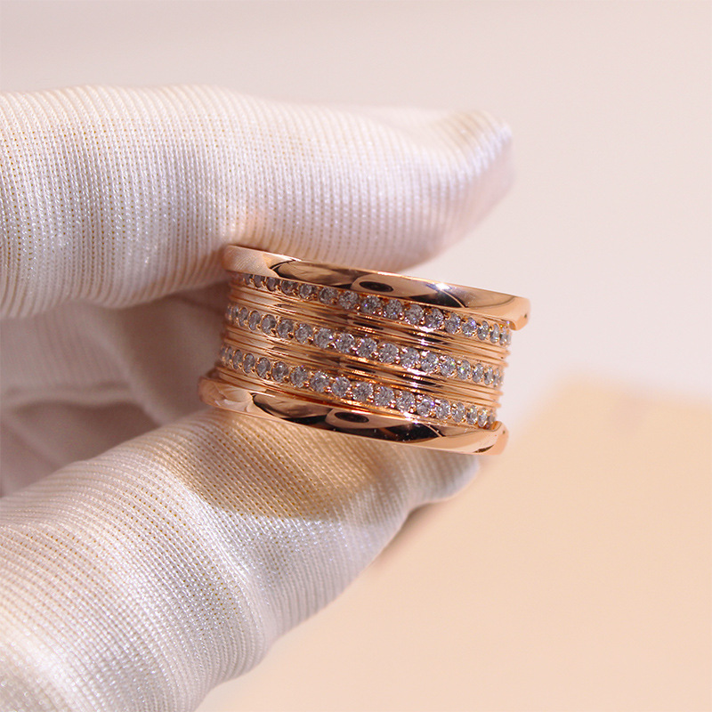 Couple Ring with Rose Gold Full Star Spiral Threading and Diamond-shaped Pendant In The Small Waist with A Spring-loaded Tail Ring.
Couple Ring with Rose Gold Full Star Spiral Threading and Diamond-shaped Pendant In The Small Waist with A Spring-loaded Tail Ring.